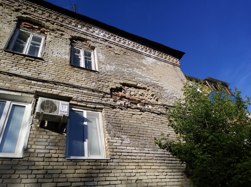 На Тверской горожане боятся погибнуть в рушащемся общежитии