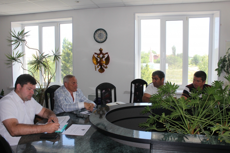 Максимов призвал краснокутского главу обеспечить достойные условия для молодых специалистов