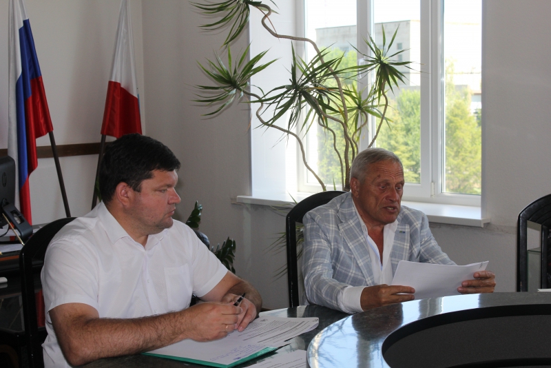 Максимов призвал краснокутского главу обеспечить достойные условия для молодых специалистов