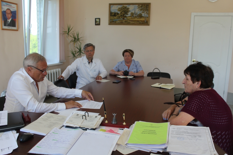 Максимов призвал краснокутского главу обеспечить достойные условия для молодых специалистов