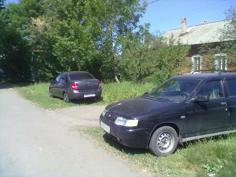 Автолюбители устроили стоянку на газоне в сквере