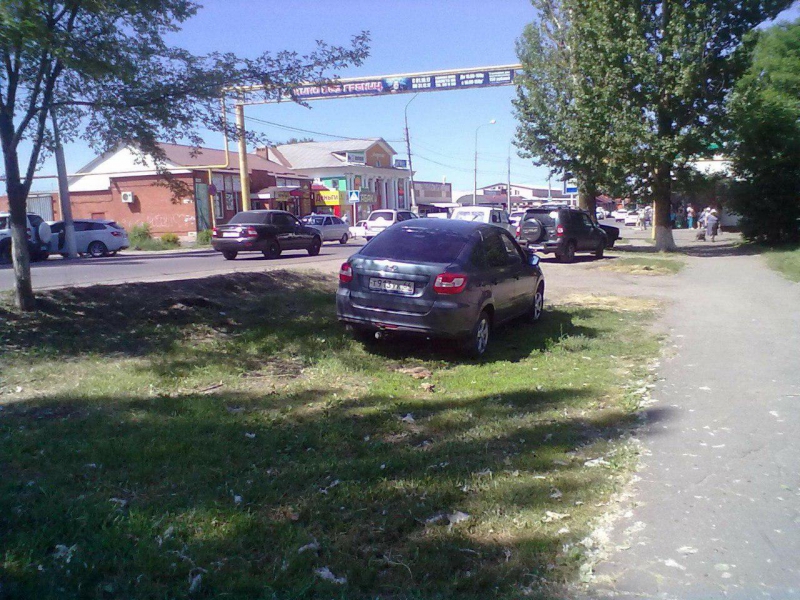 Автолюбители устроили стоянку на газоне в сквере