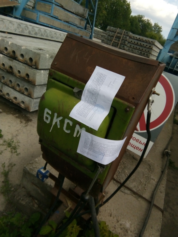 В Балакове приставы арестовали у предприятия башенные краны