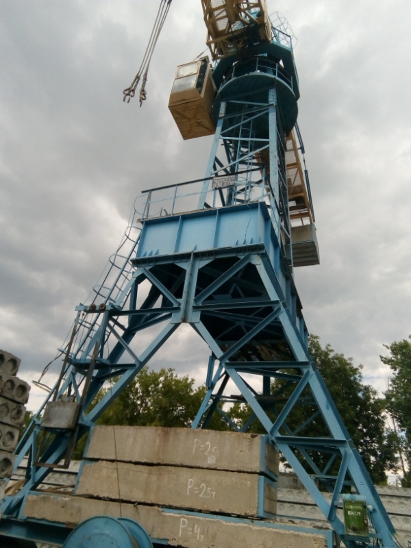 В Балакове приставы арестовали у предприятия башенные краны