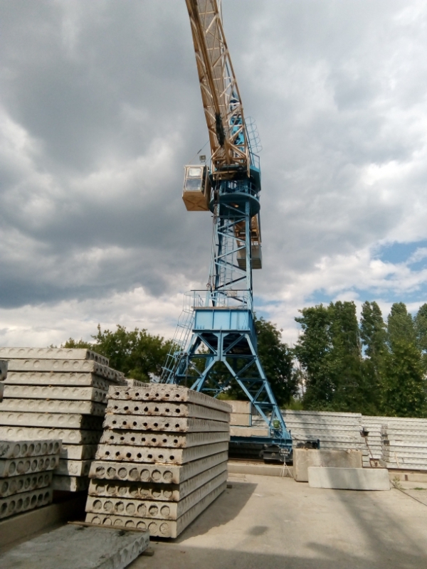 В Балакове приставы арестовали у предприятия башенные краны