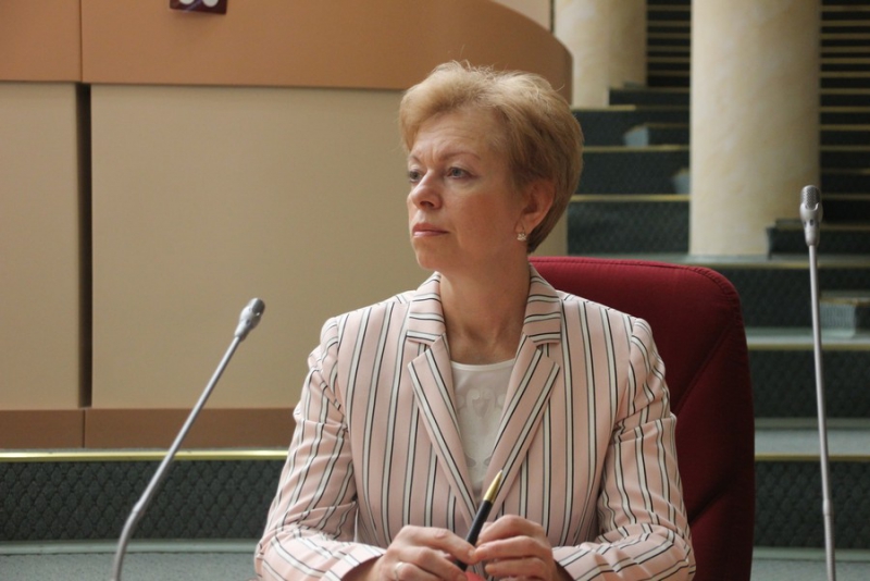 Министр Мазина: Нам стыдно за ржавые машины «скорой помощи»