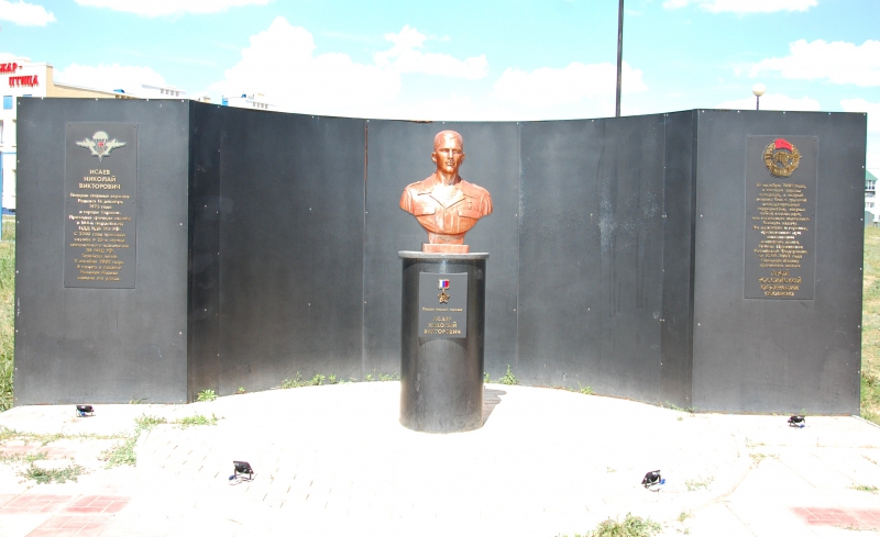 В Юбилейном восстановили поврежденный вандалами памятник Исаеву