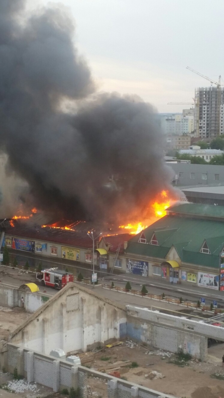 В Энгельсе огонь охватил 1500 кв.м на рынке «Изобильный»