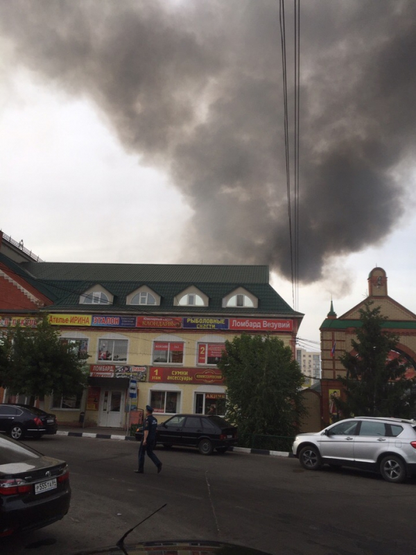 В Энгельсе огонь охватил 1500 кв.м на рынке «Изобильный»