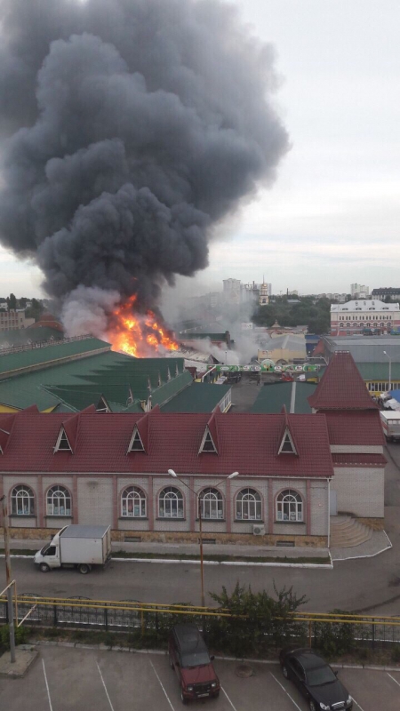 В Энгельсе огонь охватил 1500 кв.м на рынке «Изобильный»