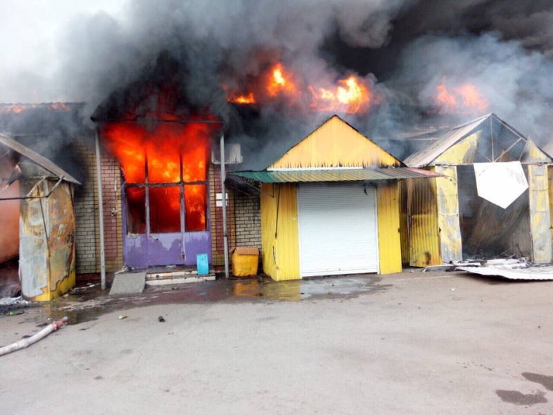 В Энгельсе огонь охватил 1500 кв.м на рынке «Изобильный»