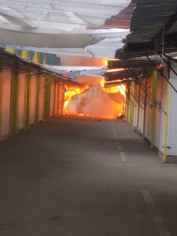 В Энгельсе огонь охватил 1500 кв.м на рынке «Изобильный»