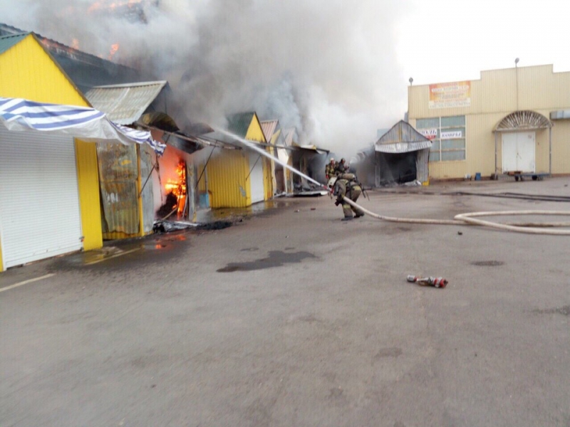 В Энгельсе огонь охватил 1500 кв.м на рынке «Изобильный»