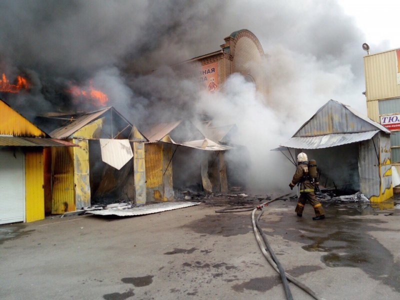 В Энгельсе огонь охватил 1500 кв.м на рынке «Изобильный»