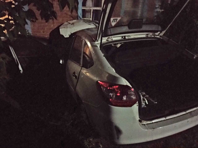 В Балаковском районе водитель «Гранты» протаранил дом и погиб