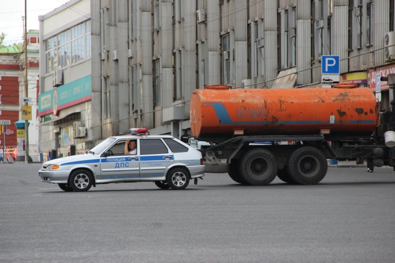 К Театральной площади на «Розу ветров» съезжаются автобусы с выпускниками