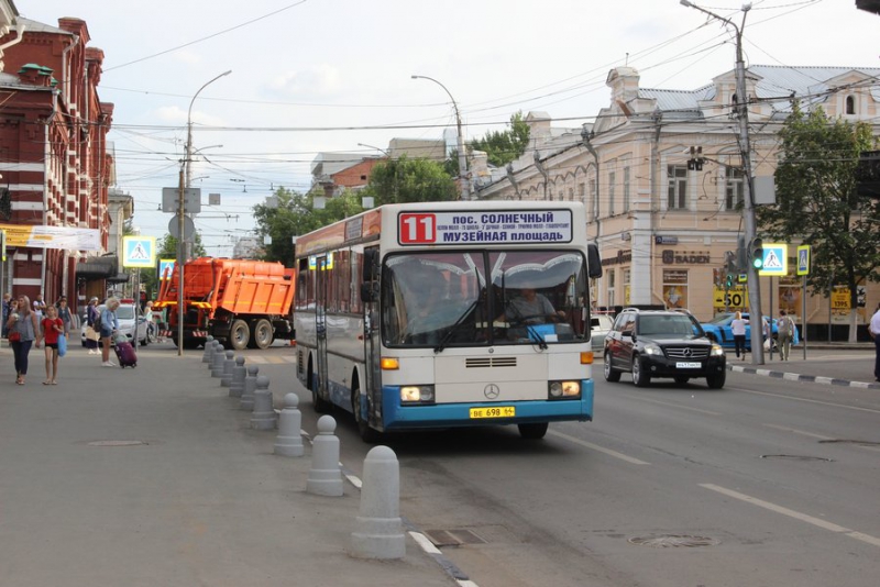 К Театральной площади на «Розу ветров» съезжаются автобусы с выпускниками