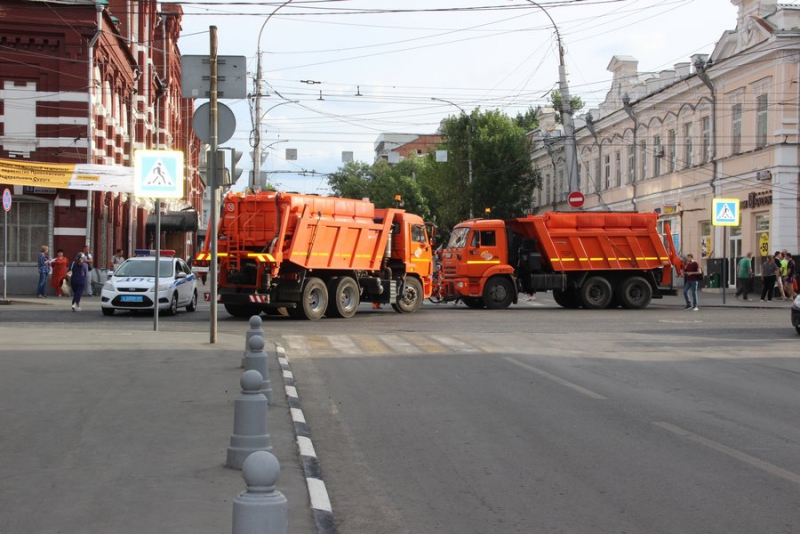 К Театральной площади на «Розу ветров» съезжаются автобусы с выпускниками