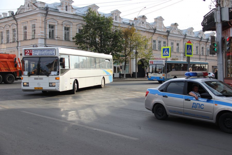 К Театральной площади на «Розу ветров» съезжаются автобусы с выпускниками