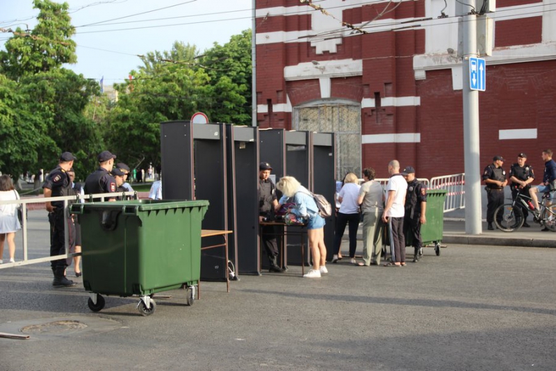 К Театральной площади на «Розу ветров» съезжаются автобусы с выпускниками