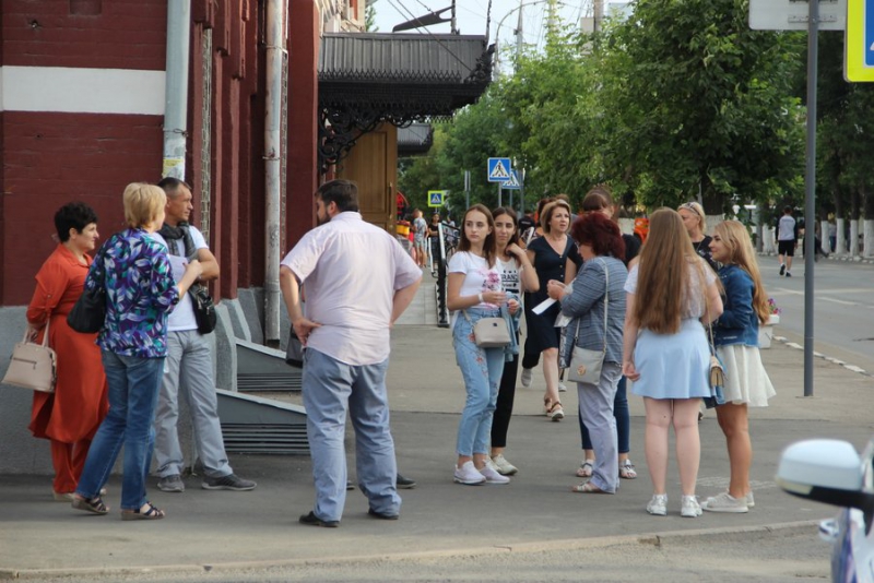 К Театральной площади на «Розу ветров» съезжаются автобусы с выпускниками