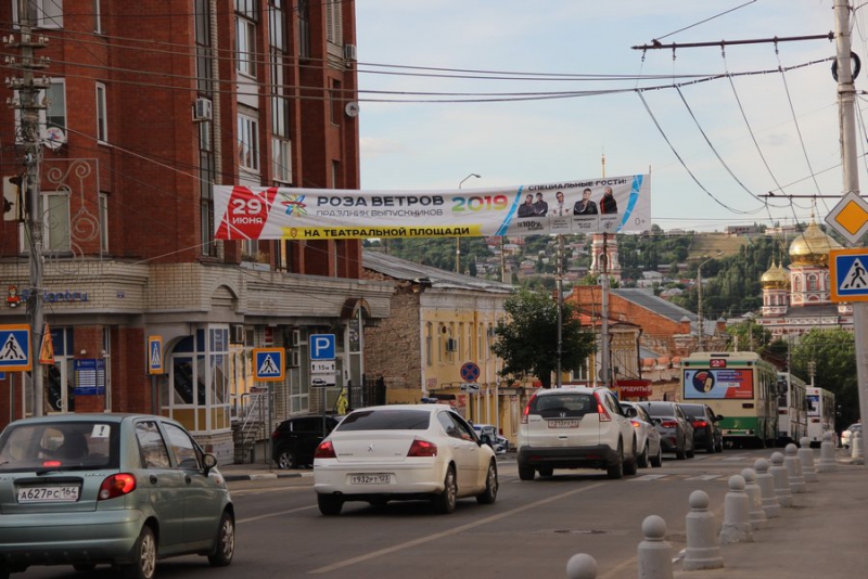 К Театральной площади на «Розу ветров» съезжаются автобусы с выпускниками