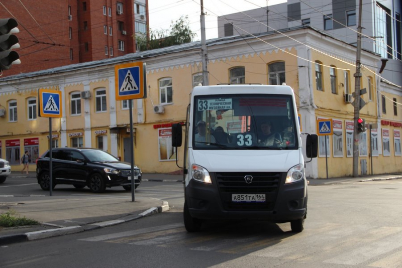 К Театральной площади на «Розу ветров» съезжаются автобусы с выпускниками