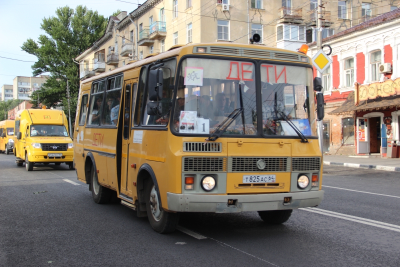 К Театральной площади на «Розу ветров» съезжаются автобусы с выпускниками