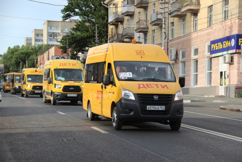 К Театральной площади на «Розу ветров» съезжаются автобусы с выпускниками