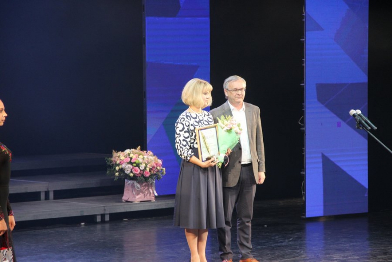 Вручение премий на розе ветров 2022 классным руководителям. Вручение премии признание в 2007 году в челябинске. Премия признание. Удмуртия награждение лучших учителей 20222 14 октября фото. Премия лучшим учителям 2023 гпин.