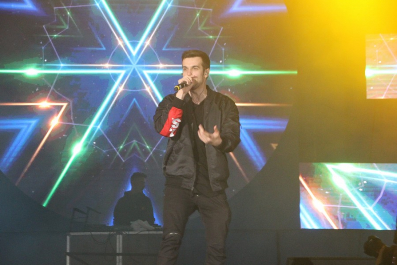 На Театральной площади после выступления артиста из «Black Star» прогремел фейерверк