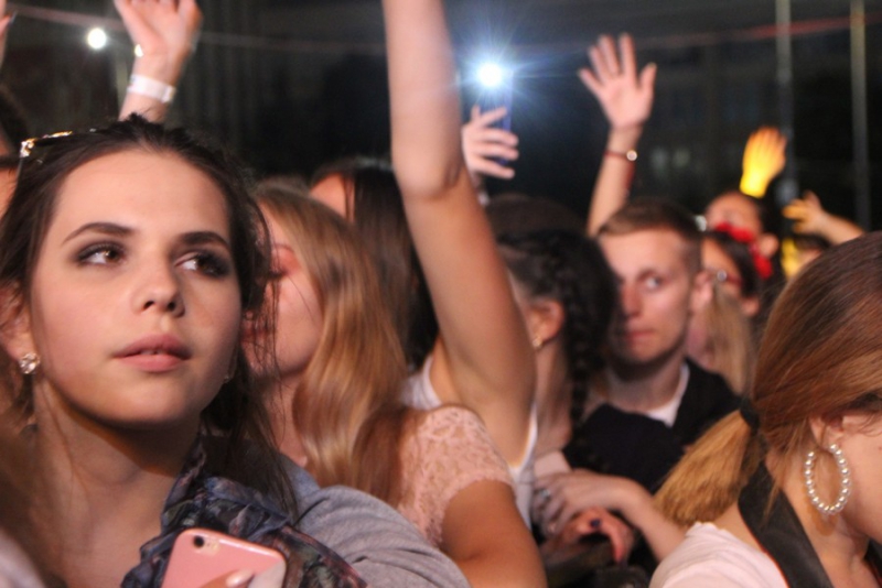 На Театральной площади после выступления артиста из «Black Star» прогремел фейерверк