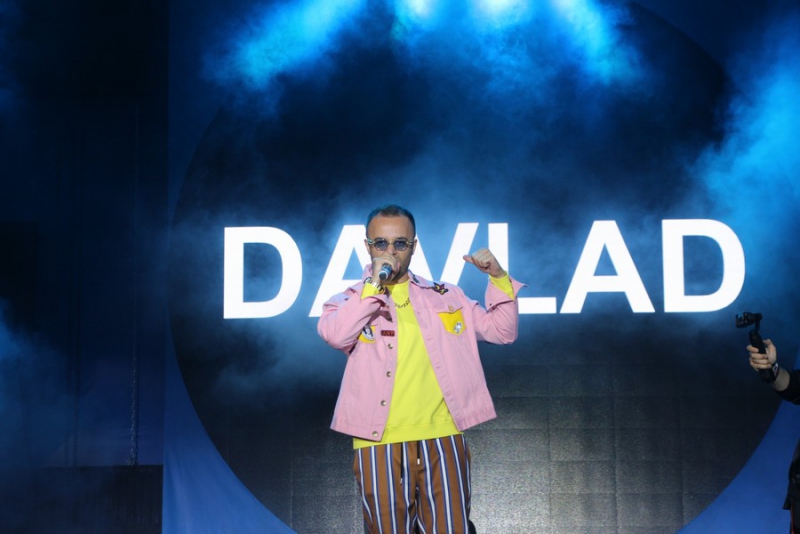 На Театральной площади после выступления артиста из «Black Star» прогремел фейерверк