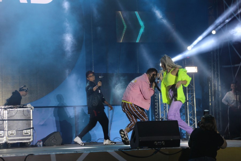 На Театральной площади после выступления артиста из «Black Star» прогремел фейерверк