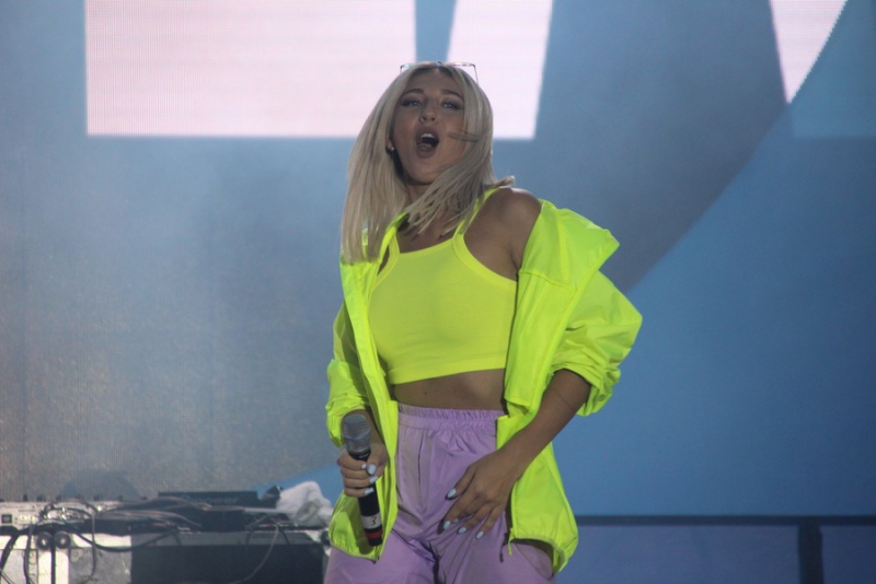 На Театральной площади после выступления артиста из «Black Star» прогремел фейерверк