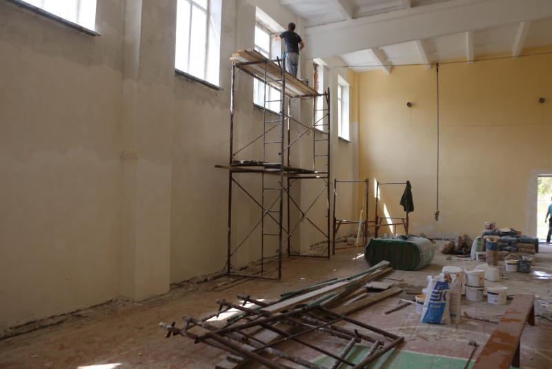 Депутат Рогожин обеспокоен темпами ремонта школьного спортзала в Липовке в рамках нацпроекта