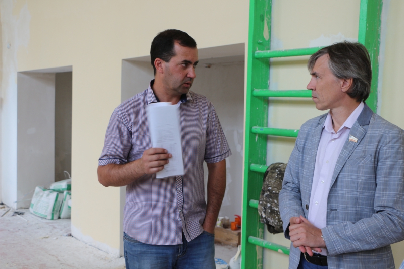 Депутат Рогожин обеспокоен темпами ремонта школьного спортзала в Липовке в рамках нацпроекта