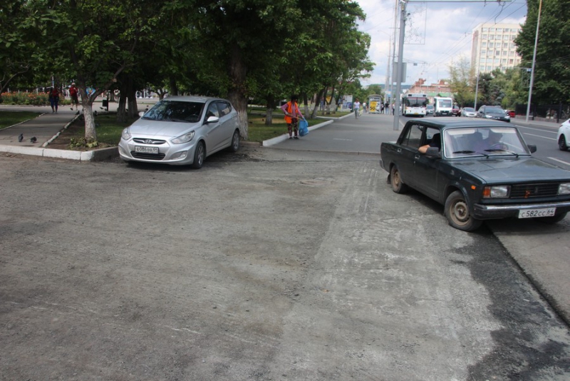 На Театральной площади сняли весь старый асфальт