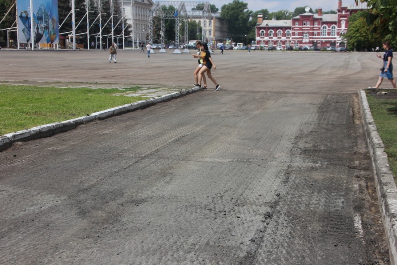 На Театральной площади сняли весь старый асфальт