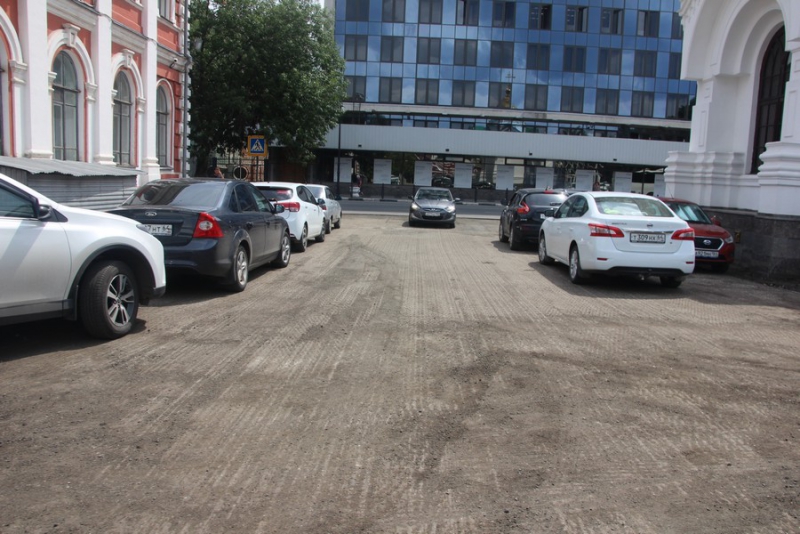 На Театральной площади сняли весь старый асфальт