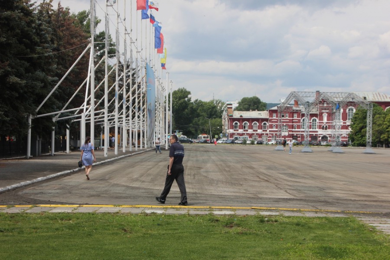 На Театральной площади сняли весь старый асфальт
