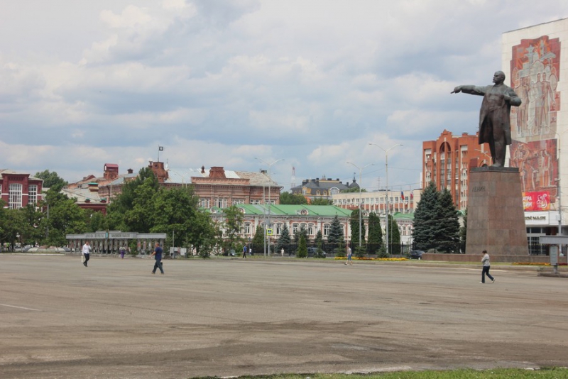 На Театральной площади сняли весь старый асфальт