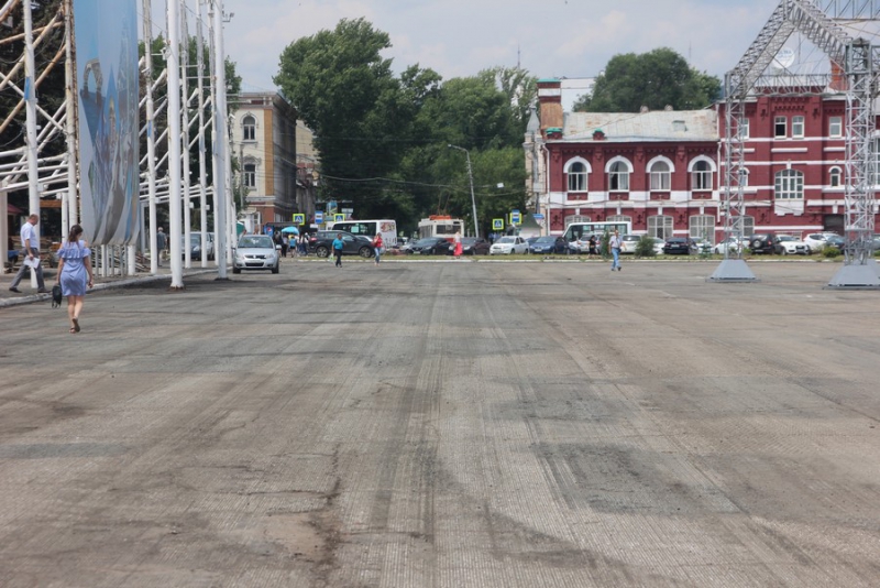 На Театральной площади сняли весь старый асфальт