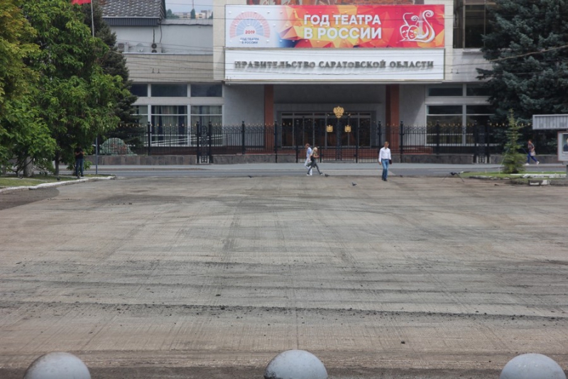 На Театральной площади сняли весь старый асфальт