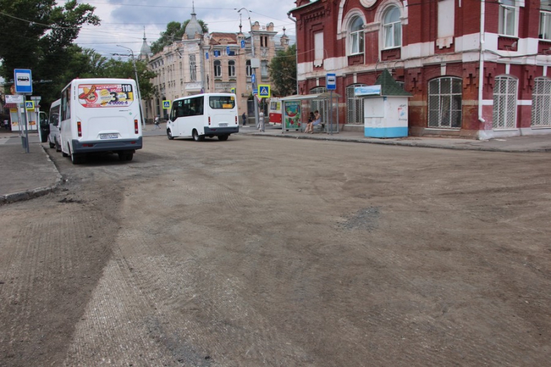 На Театральной площади сняли весь старый асфальт