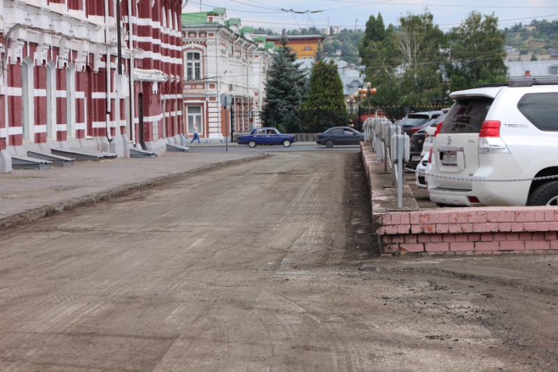 На Театральной площади сняли весь старый асфальт