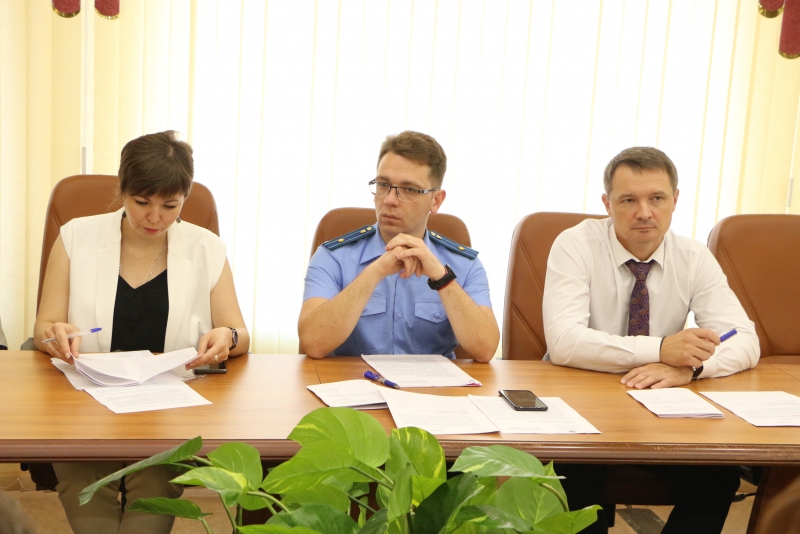 Саратовская прокуратура не поддержала идею отстрела диких собак и бакланов