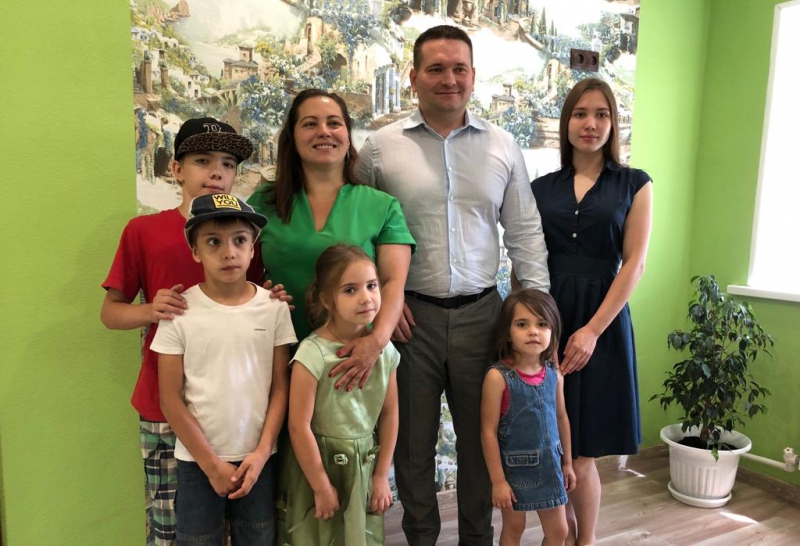 Областной депутат Воробьев восстановил сгоревший дом многодетной семье из Энгельса