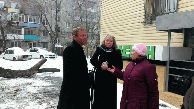 Общественники уговорили Федотова приостановить спил деревьев на Первомайской