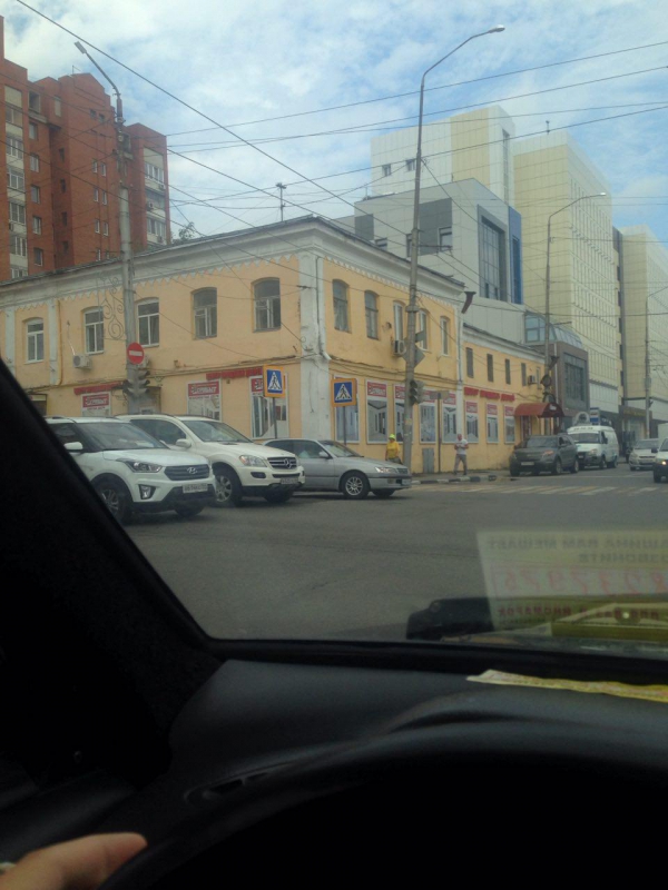 На перекрестке Горького и Кутякова не работал светофор